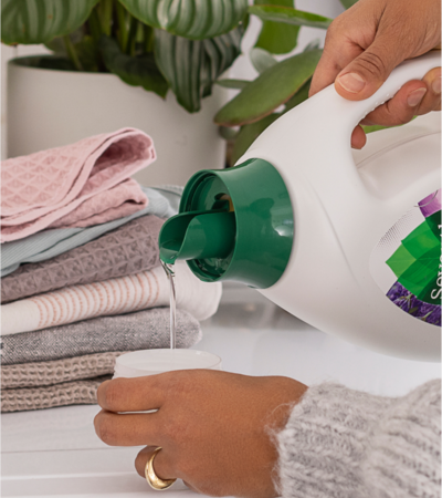 Pouring detergent into cap